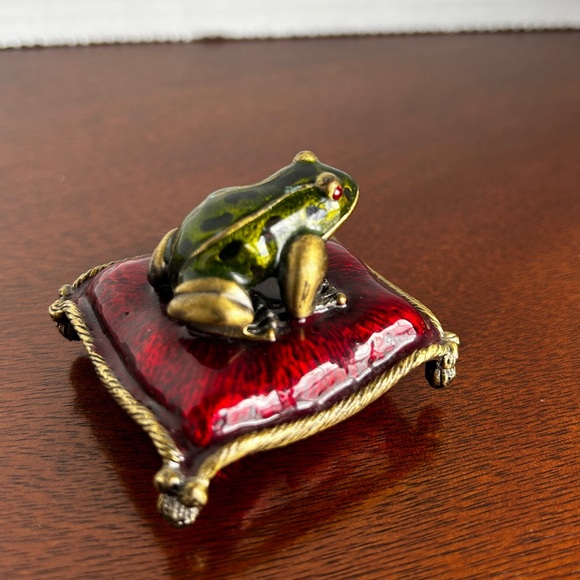 Frog Sitting on a Pillow Metal Trinket Box - Picture 3 of 11